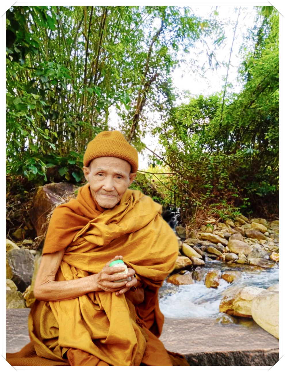 นั่งบนหินหน้าลำธาร2.jpg